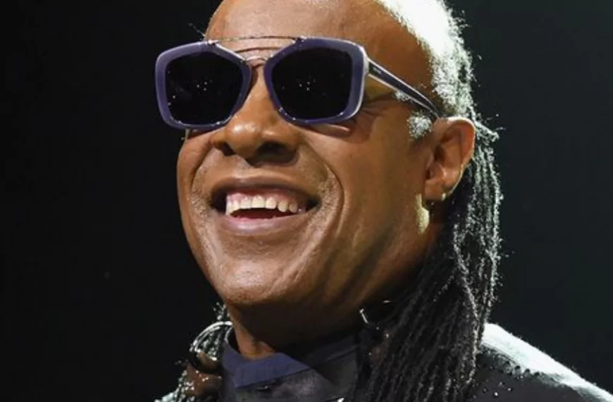 Stevie Wonder viert zijn 74e verjaardag – bekijk het iconische moment waarop hij zijn bril afzet!
