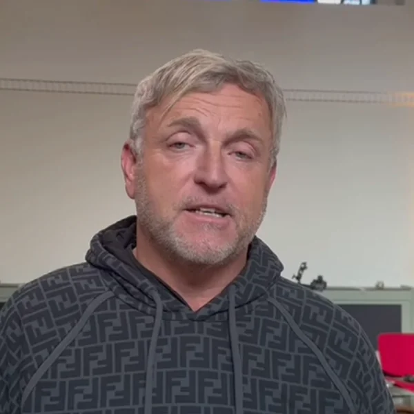 Vreselijk nieuws: ”Gordon (56) is van balkon gesprongen”