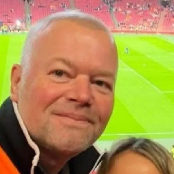 Dit is de 18 jaar jongere partner van dartlegende Raymond van Barneveld, met wie hij vreemdging (FOTO)