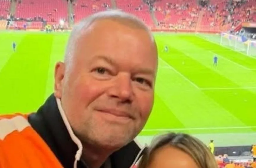 Dit is de 18 jaar jongere partner van dartlegende Raymond van Barneveld, met wie hij vreemdging (FOTO)
