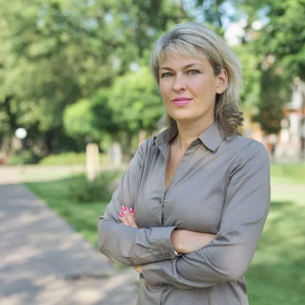 Eva (47): “Mijn buurman hangt een vlag op die ik als beledigend ervaar, kan ik hier iets van zeggen?”