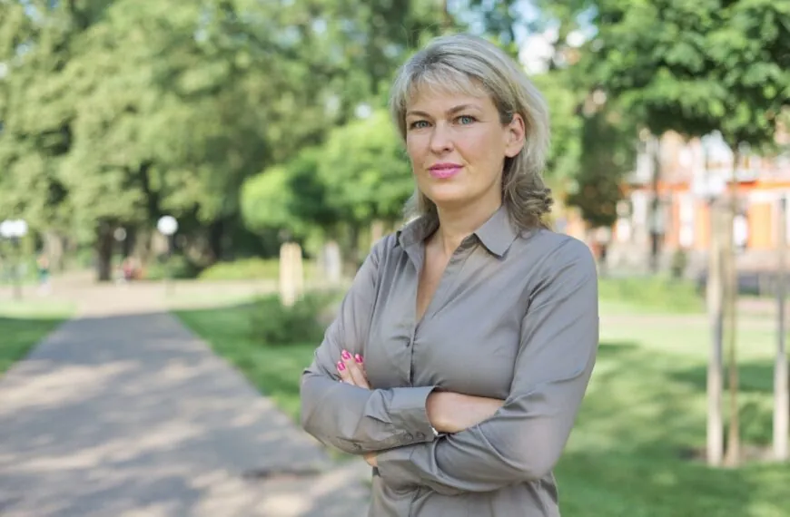 Eva (47): “Mijn buurman hangt een vlag op die ik als beledigend ervaar, kan ik hier iets van zeggen?”