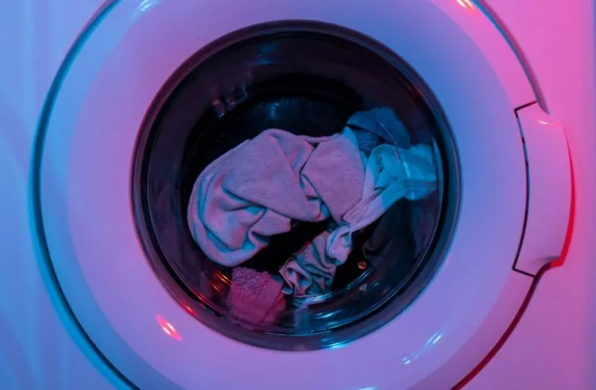 Om geeft gouden raad: ´Doe om deze reden altijd een veiligheidsspeld in de wasmachine´
