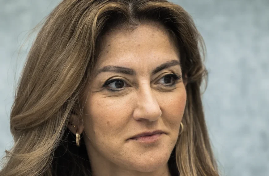 Topfitte Dilan Yesilgöz deelt selfie in iets te strak sporttopje