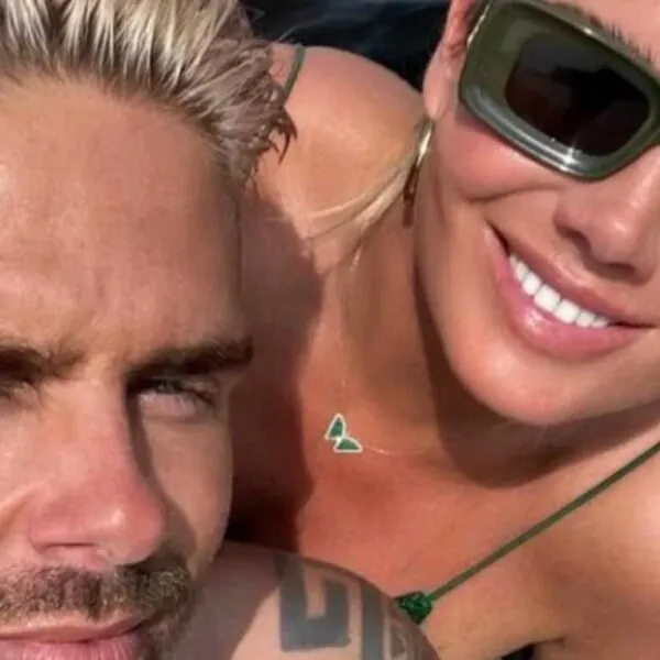 Gedurfd: André Hazes post foto Monique in mini bikini!