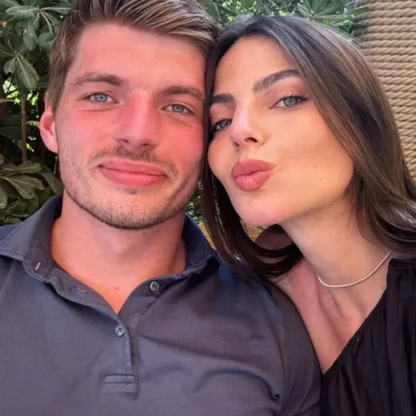 Max Verstappen wordt vader van TWEELING, Kelly deelt mooie foto van haar buik