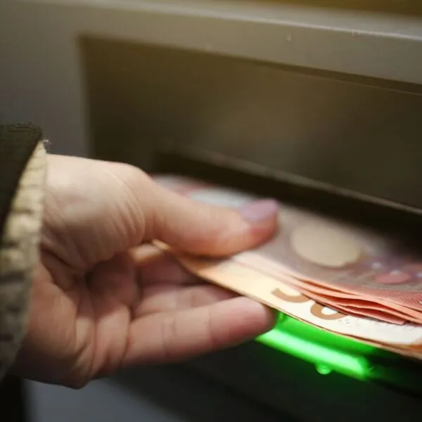 Wat is toegestaan: Hoeveel contant geld mag je thuis bewaren in 2025? Dit zijn de regels en risico’s