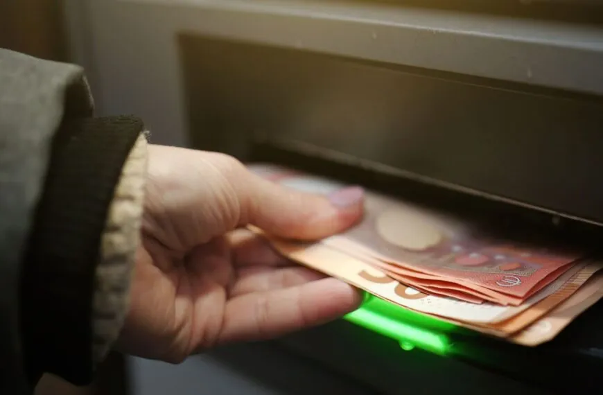 Wat is toegestaan: Hoeveel contant geld mag je thuis bewaren in 2025? Dit zijn de regels en risico&rsquo;s