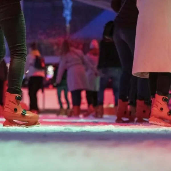 Volwassen man (54) slaat kindje volledig in elkaar op schaatsbaan 😔