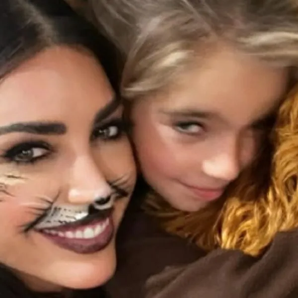 Yolanthe Cabau en haar zoontje Xess Xava zijn op de vlucht.