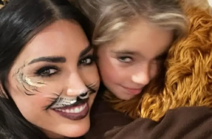 Yolanthe Cabau en haar zoontje Xess Xava zijn op de vlucht.
