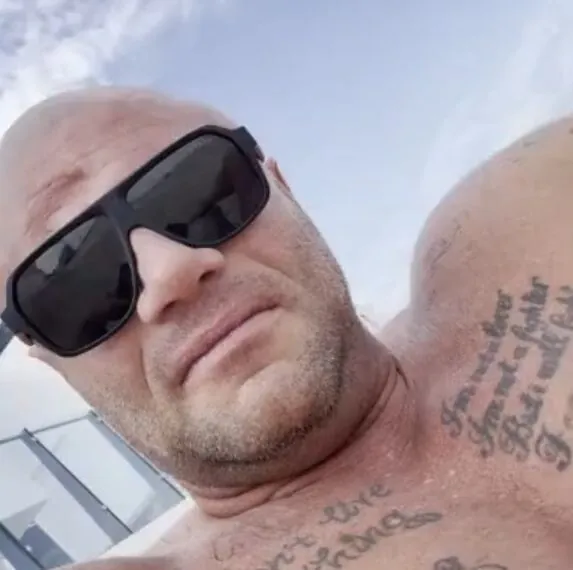 Alex Soze gooit Pakistaan van boot af in Dubai die niet kan zwemmen en mag bijna levenslang de gevangenis in