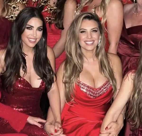 Yolanthe Cabau (38) deelt gewaagde vakantiefoto met zussen in roze bikini