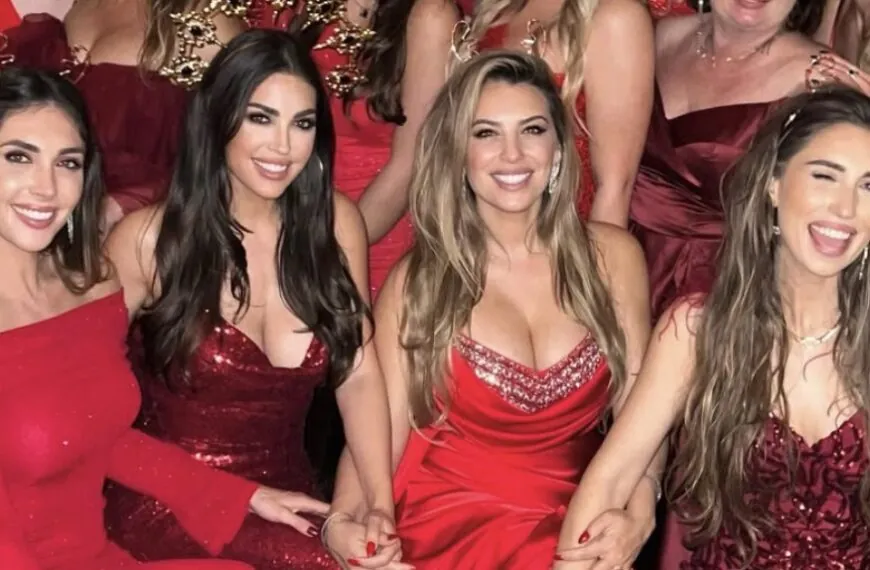 Yolanthe Cabau (38) deelt gewaagde vakantiefoto met zussen in roze bikini