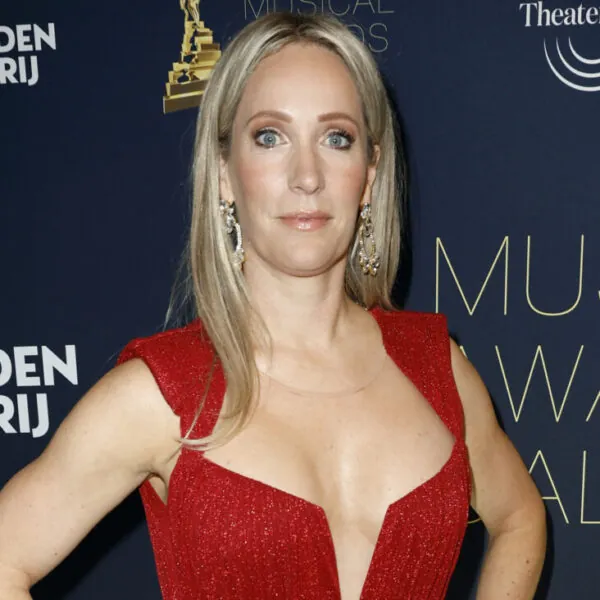 OOH LA LA: Hélène Hendriks steelt de show in kort, rood mini jurkje