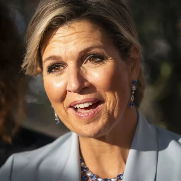 Koningin Máxima schittert met nieuwe handtas: hoeveel betaalde ze ervoor?