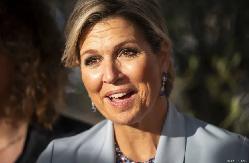 Koningin M&aacute;xima schittert met nieuwe handtas: hoeveel betaalde ze ervoor?