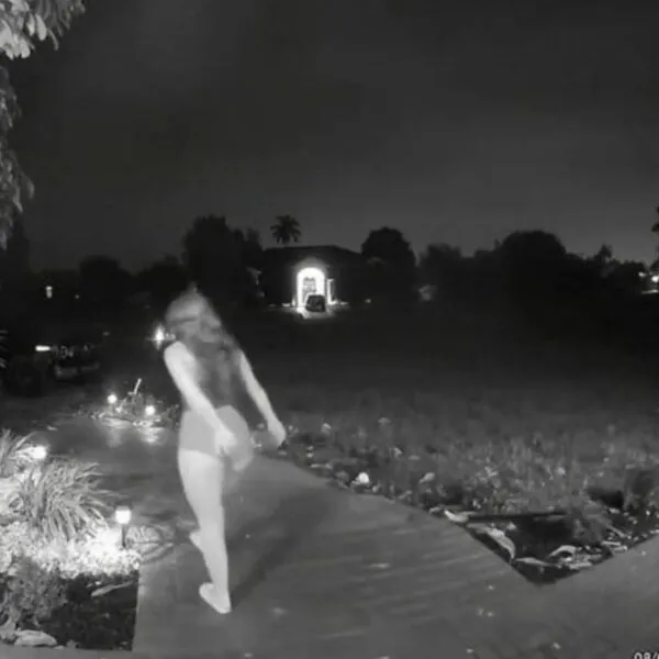 Deurbelcamera legt historisch momentje vast van dame die bij hem thuis was geweest na het uitgaan😳😳