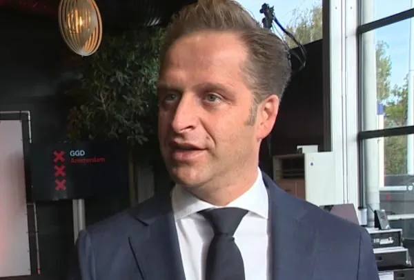 Net binnen: Hugo de Jonge zwaargewond geraakt