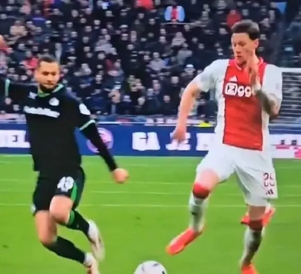 Nieuwe beelden: Ajax-penalty blijkt onterecht 👀