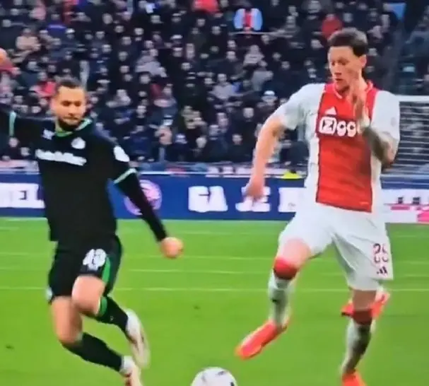 Nieuwe beelden: Ajax-penalty blijkt onterecht 👀