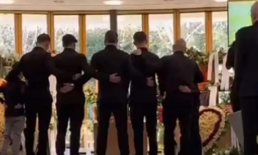 Verdrietige beelden: Wesley Sneijder neemt afscheid van zijn vader