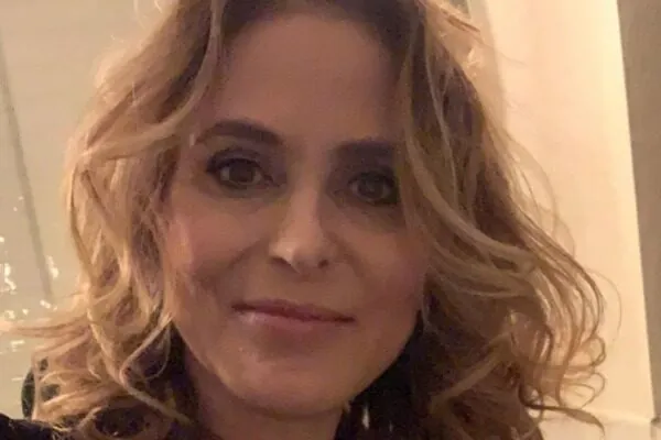 Heleen van Royen schaamt haar eigen niet en gooit de kwarktassen eruit voor een shoot