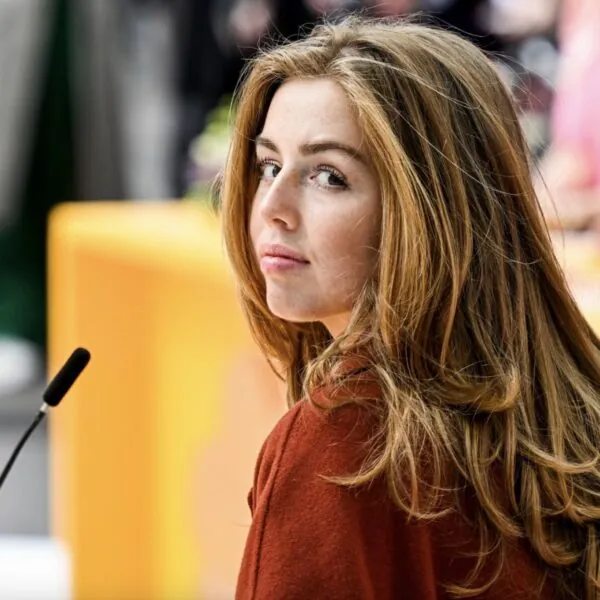 Deze foto zorgt voor wilde geruchten: ”Alexia intiem met meisje”