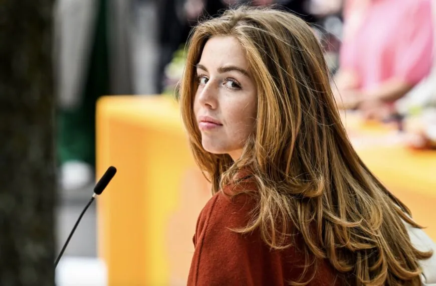 Deze foto zorgt voor wilde geruchten: ”Alexia intiem met meisje”