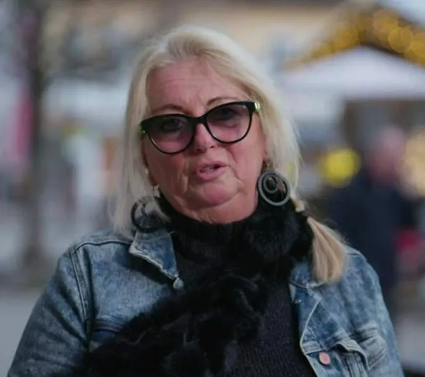 Oeps: Monique uit Winter Vol Liefde in Seefeld gespot met dure Prada-bril van Antine: ‘Paste niet in koffer…’