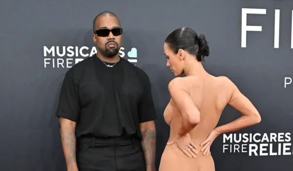 Betekenis achter Bianca Censori’s Grammy’s outfit ‘onthuld’