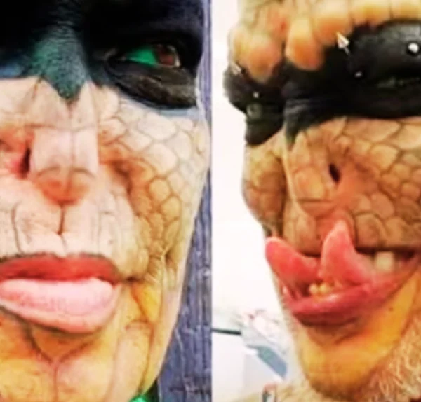 FOTOS | ‘Genderloos reptiel’ deelt onherkenbare foto’s van vóór extreme transformatie: “COMPLEET ANDER PERSOON.”