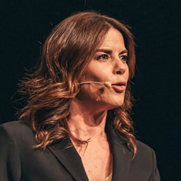 Blunder van presentatrice met glazen bureau gaat viral