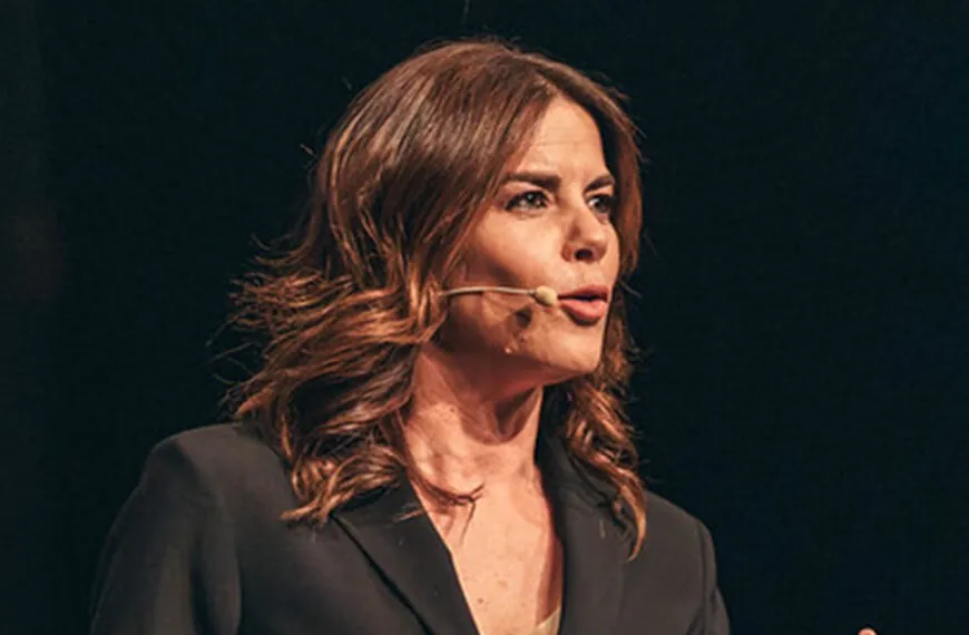 Blunder van presentatrice met glazen bureau gaat viral