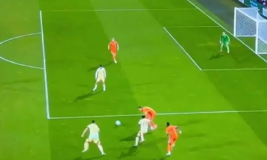 Oranje-kijkers gaan los op één speler: ”Incapabele clown”