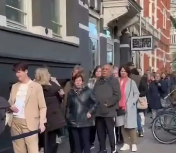 Eerste beelden: Honderden fans nemen afscheid van Rob de Nijs