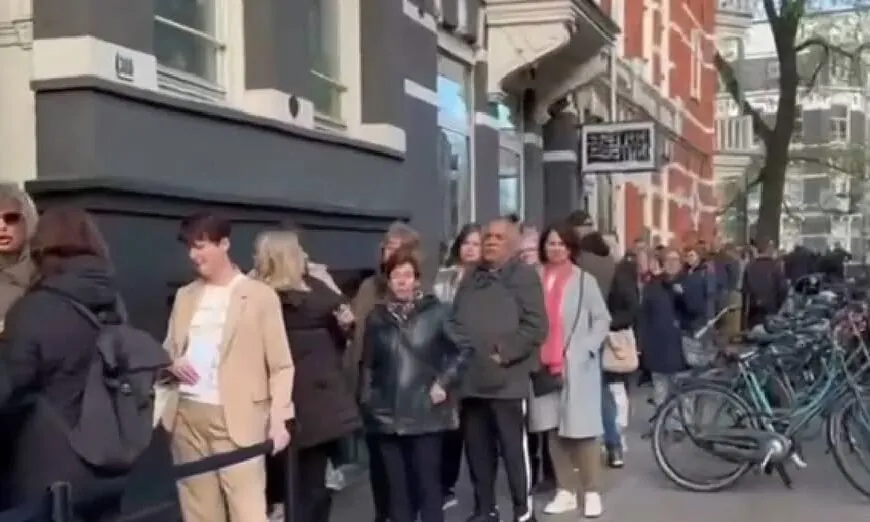 Eerste beelden: Honderden fans nemen afscheid van Rob de Nijs