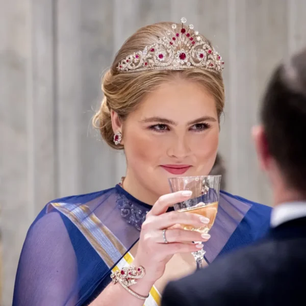 Prinses Amalia gaat los met fles champagne en dat wil iedereen zien