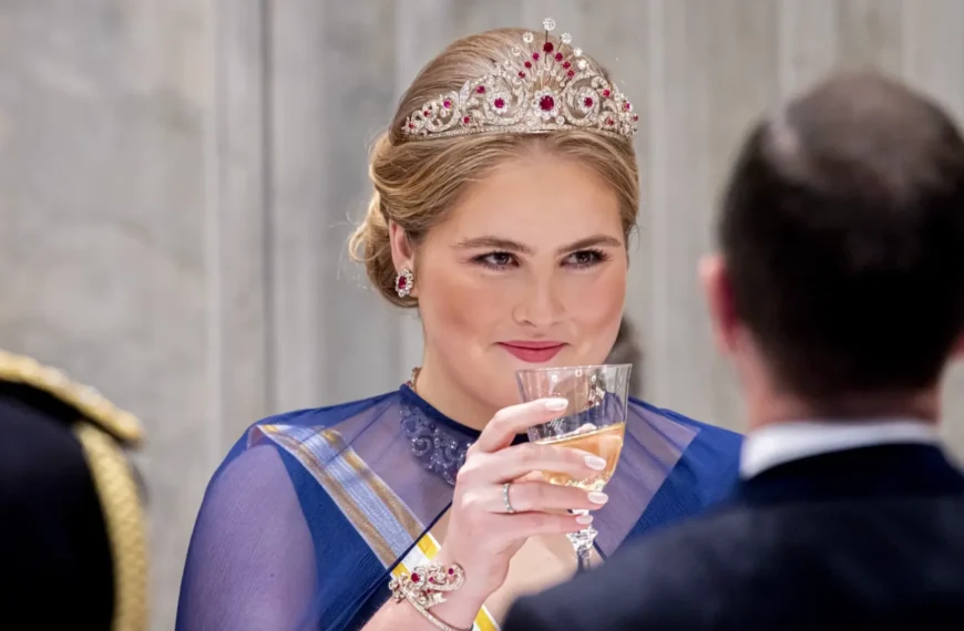 Prinses Amalia gaat los met fles champagne en dat wil iedereen zien