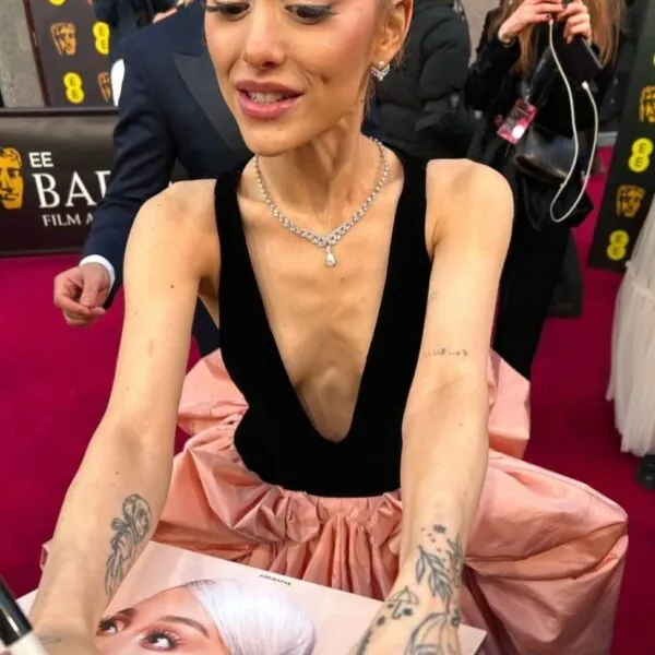 Ariana Grande signeert foto’s van fans tijdens de BAFTA’s