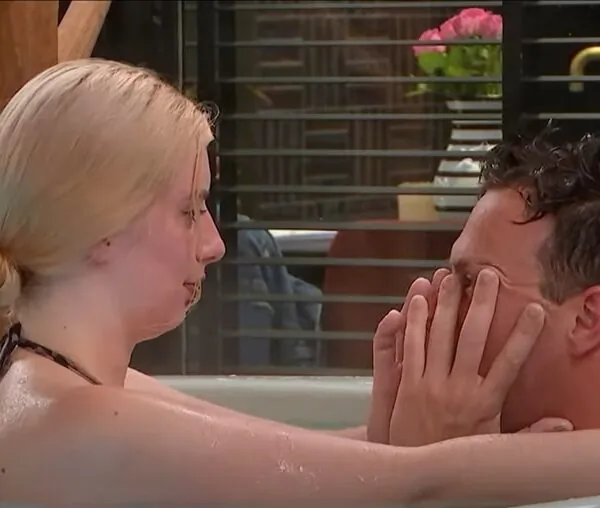 LLDL-Rosalie nodigt Maxim uit in bed, maar Maxim kan de jacuzzi niet uitkomen vanwege een harde!