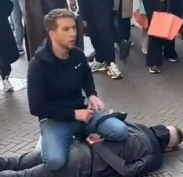 Beelden opgedoken van held die messentrekker van de Dam in Amsterdam overmeestert op straat!