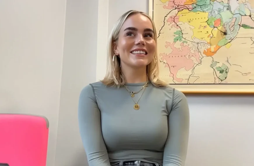 Groningse Juf Marit gaat viral met gewaagde foto in de spiegel, schoolhoofd niet blij