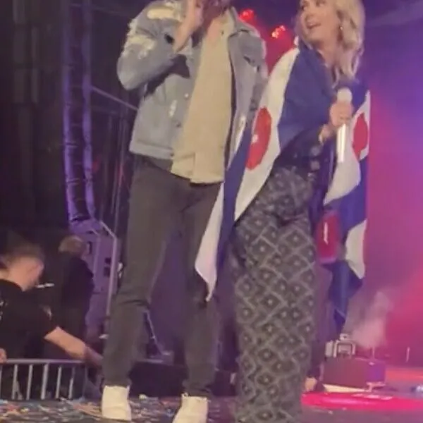 OEPS: Monique Smit laat zich gaan met Tim Douwsma op het podium
