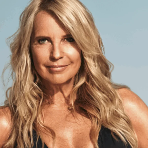 Deze foto van Linda de Mol op nudistencamping gaat rond in het buitenland!