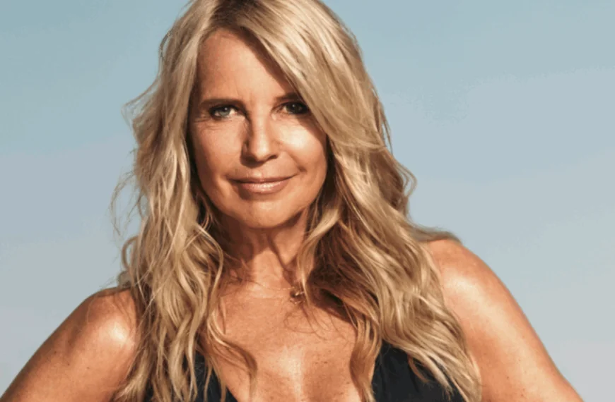 Deze foto van Linda de Mol op nudistencamping gaat rond in het buitenland!