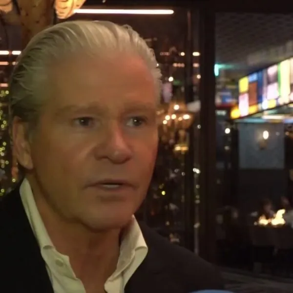 Dries Roelvink heeft moeilijke tijd achter de rug en barst in tranen uit: “Verdiende maar €8.000,- per maand”