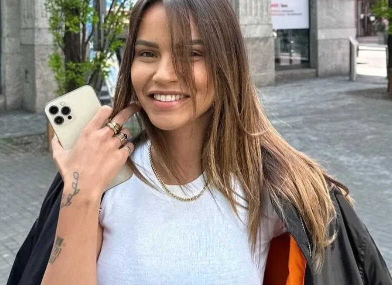 Monica Geuze toont lingerie terwijl ze midden op straat poseert