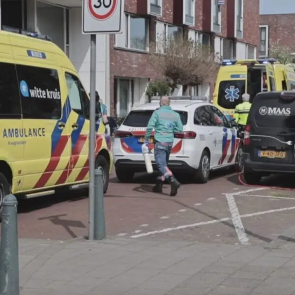 Peutertje van grote hoogte van balkon gevallen in Den Haag