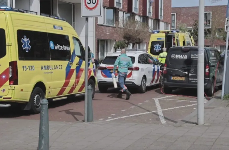 Peutertje van grote hoogte van balkon gevallen in Den Haag